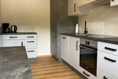 Küche mit Kaffeemaschine, Wasserkocher, Toaster