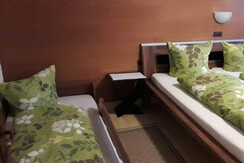 1 Schlafzimmer mit Doppelbett und Zusatzbett