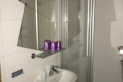 Badezimmer mit Dusche