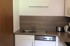 Küche mit Geschirrspüler und Backofen