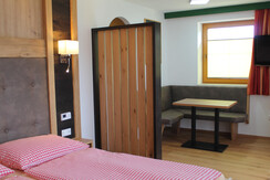 Doppelzimmer Klagenfurt mit Sitzecke