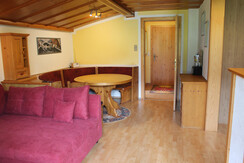 Couch und runde Sitzecke Zimmer Wien