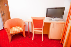 Schreibtisch mit Kühlschrank 2