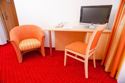 Schreibtisch mit Kühlschrank