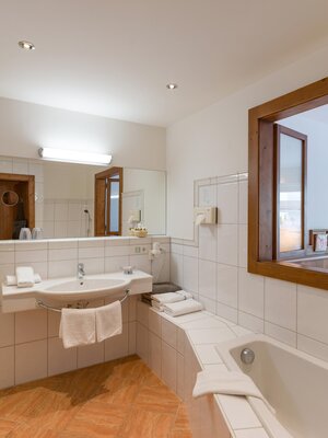 WEB_206_Niederau_05_2023_Zimmer_107_Badezimmer