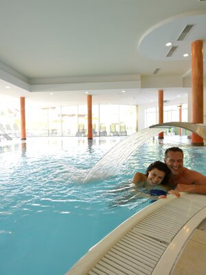 Hallenbad mit Wasserstrahl