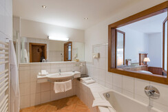 WEB_206_Niederau_05_2023_Zimmer_107_Badezimmer