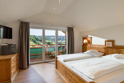 WEB_206_Niederau_05_2023_Zimmer_311_Schlafzimmer