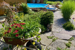 Jochum_Appartements_Wildschoenau_Pool_Schubkarre