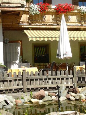 Terrasse-Sommer-mit-Teich