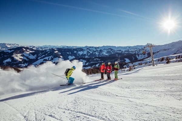 schneestauben_am_schatzberg_mit_skifreunden©ski_ju