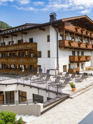 Landhotel Tirolerhof Liegeterrasse