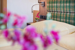 Komfortzimmer-Deluxe Abendsonne-Bett-Tirolerhof-68