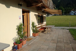 Terasse mit Tisch/ Sonnenschutz