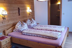 Holzalm Schlafzimmer2