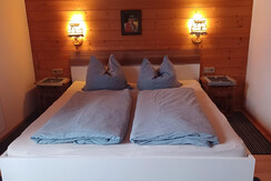 Holzalm Schlafzimmer1