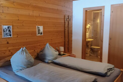 Holzalm Schlafzimmer3
