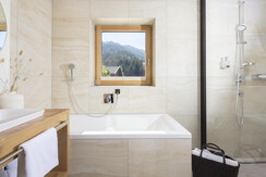 Suite Panorama_Badezimmer mit Dusche und Badewanne