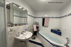 Badezimmer in der Gartenebene