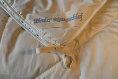 ausgestattet mit Naturbettwaren