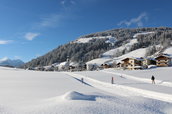 Blick auf Oberau mit Loipe und Winterwanderweg Wil