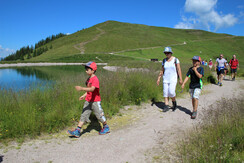 Familie beim Wandern am Schatzberg Wildschönau  Re