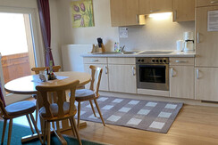 Wohnküche mit Geschirrspüler und Backrohr