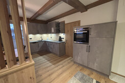 Wohnküche mit Backrohr und Geschirrspüler