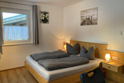 Dreibettzimmer mit TV