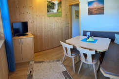 Wohnraum mit TV und Balkon