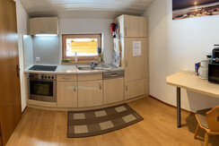 Küche mit Geschirrspüler und Backofen