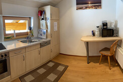 Küche mit Mikrowelle