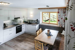 Hochwertig ausgestattete Küche