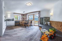 Küche mit Essecke und gemütlichem Kachelofen-Eck