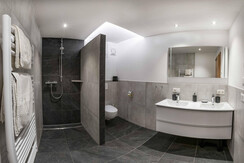 Das geräumige Badezimmer