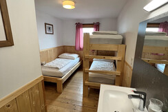Dreibett Hüttenzimmer mit Etagenduschen/WC