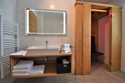 Badezimmer mit Infrarotkabine
