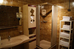 Bad, Dusche + Badewanne