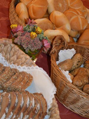 Whole grain bread & fresh rolls