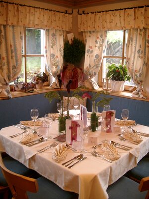 Dinning room dekorated for a special occasion.