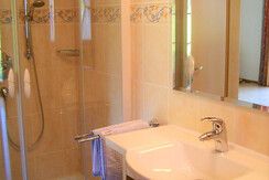 Dusche und Waschbecken