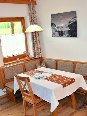 winterurlaub-dirket-am-skilift-sommerferien-austri