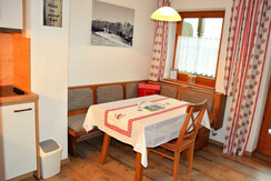 sitzecke-inder-ferienwohnung-niederau-apartment-ap