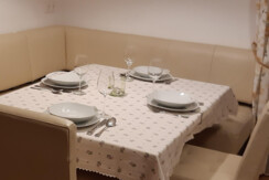 Esstisch im Wohnzimmer