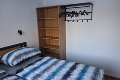 Doppelbett im Schlafzimmer, Kasten, Garderobe