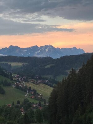 Blick von zAglers Ferienwohnungen zum Kaisergebirge
